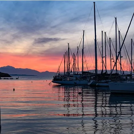 Sea View Across The Golden Bay Beach, Cosy Sunny, Spacious In Aretsou Kalamaria Apartment Thessaloniki